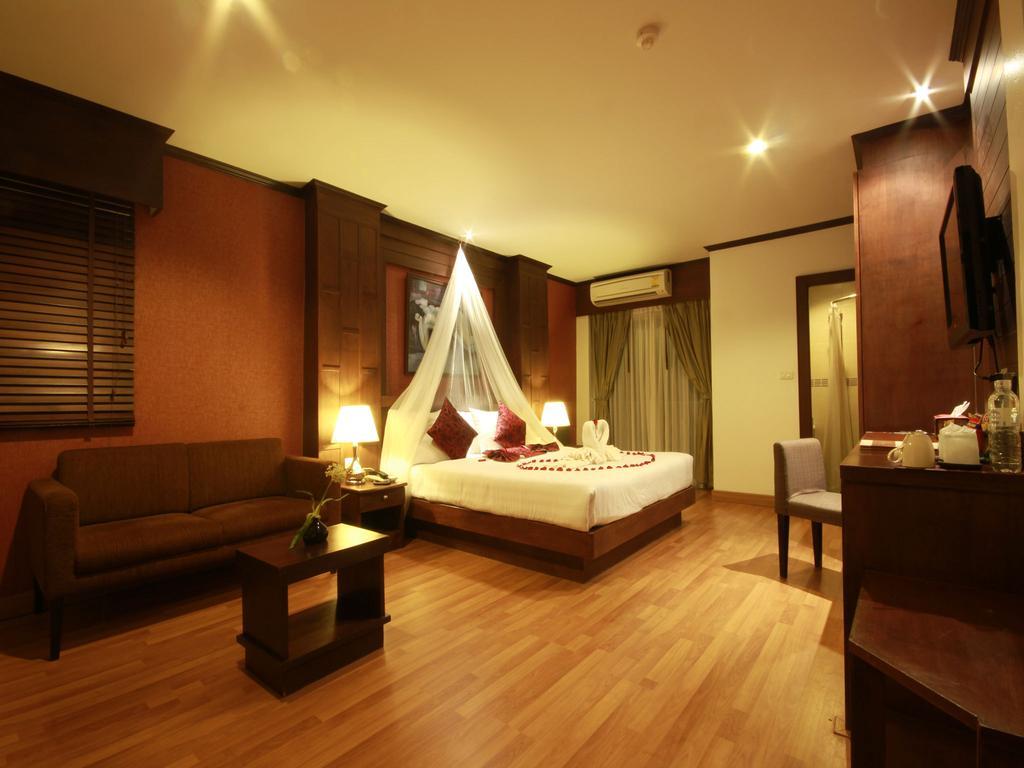 Hemingway'S Hotel Patong Экстерьер фото